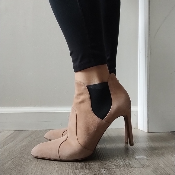 Alaia Elegant Suede Tan Women's Heeled Ankle Boots - Picture 16 of 16